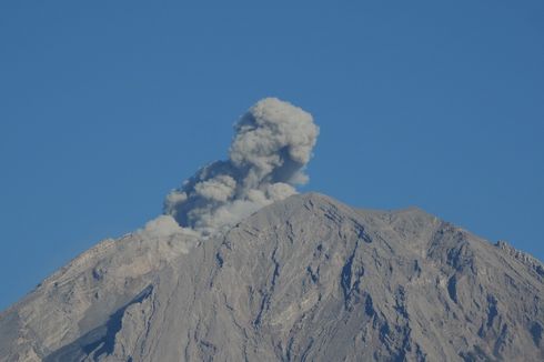 Gunung Semeru Keluarkan Letusan Disertai Gemuruh, Beberapa Desa Terdampak Hujan Abu 