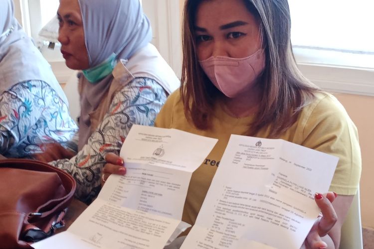 Ibu korban, GP menunjukkan bukti laporan ke kepolisian terkait perundungan yang dialami oleh anaknya. 