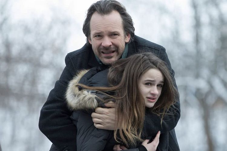 Peter Sarsgaard dan Joey King dalam film psikologi horor The Lie (2018).