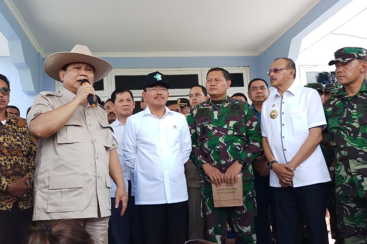 Kedatangan Menteri Pertahanan dan Kemanan (Menhan) RI Prabowo Subianto dan Menteri Kesehatan (Menkes) RI Terawan Agus kelokasi karantina 238 WNI yang baru saja pulang dari Wuhan, China di Lanud Raden Sadjad Ranai, Kabupaten Natuna, Kepulauan Riau (Kepri) disambut antusia para WNI tersebut.