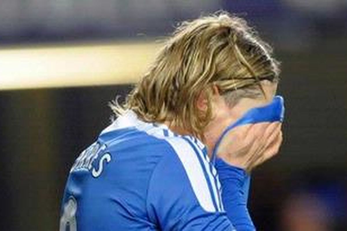 Salah satu ekspresi penyerang Chelsea, Fernando Torres, pada laga Premier League melawan Aston Villa, Sabtu (31/12/2011).