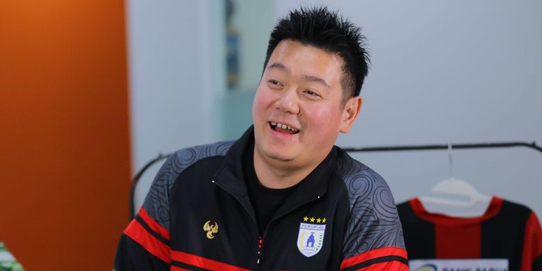 Manajer Persipura Jayapura Owen Rahadiyan saat diwawancara Kompas.com dalam program Sporty di Menara Kompas, Palmerah, Jakarta Pusat, Kamis (26/2/2026).