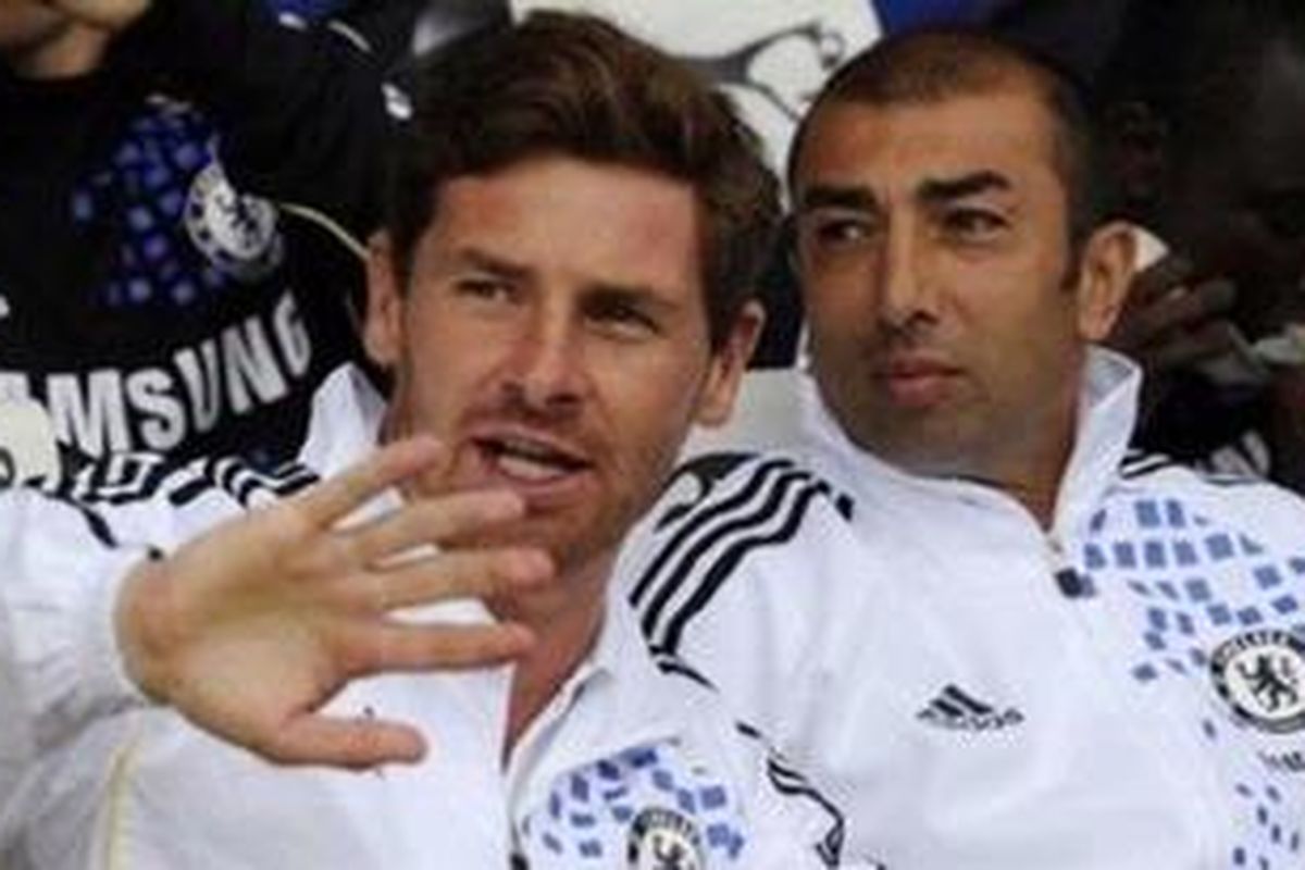 Manajer Chelsea, Andre Villas-Boas (kiri), dan asisten manajer, Roberto Di Matteo, sebelum laga persahabatan melawan Portsmouth di Fratton Park Stadium, Sabtu (16/7/2011).