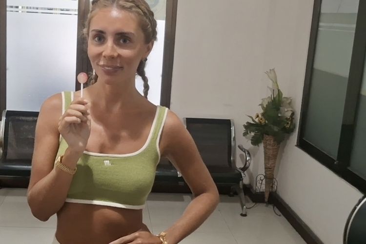 Bintang porno asal Inggris berinisial TEB alias Bonnie Blue (26), saat berada di Kantor Imigrasi Kelas I Khusus Nguras Rai, Kabupaten Badung, Provinsi Bali, Kamis (11/12/2025).