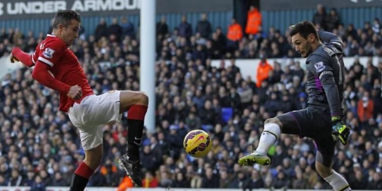 Kiper Tottenham Hotspur, Hugo Lloris (kanan), menggagalkan peluang emas striker Manchester United, Robin van Persie (kiri), pada laga Premier League di White Hart Lane, London, Minggu (28/12/2014).