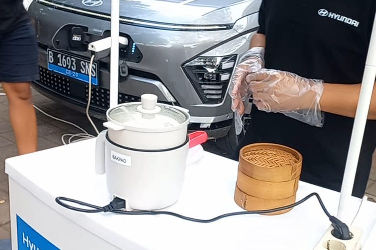 Memasak menggunakan fitur Vehicle-2-Load atau V2L Outdoor pada Hyundai All New Kona Electric