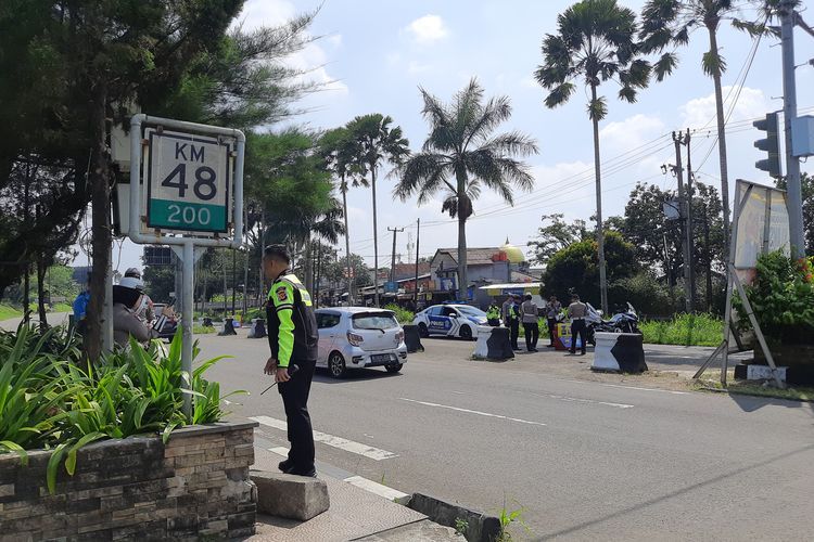 Rekayasa lalu lintas berupa satu arah atau one way dari arah Puncak menuju Km 48+200 Exit Gerbang Tol (GT) Jagorawi atau selepas Simpang Gadog, Jalan Ciawi, Sabtu (31/5/2025) siang.
