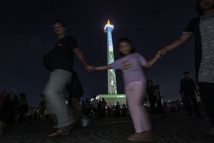 Pertunjukan video mapping di Monumen Nasional, Jakarta, Selasa (25/4/2023) malam. Selain atraksi video mapping, pengunjung juga bisa menyaksikan pertunjukan air mancur menari untuk mengisi libur Learan 2023.