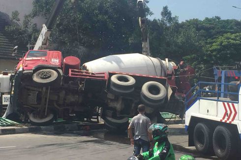 Truk Molen Terguling Saat Hindari Ojek yang Lawan Arah di Jatibaru