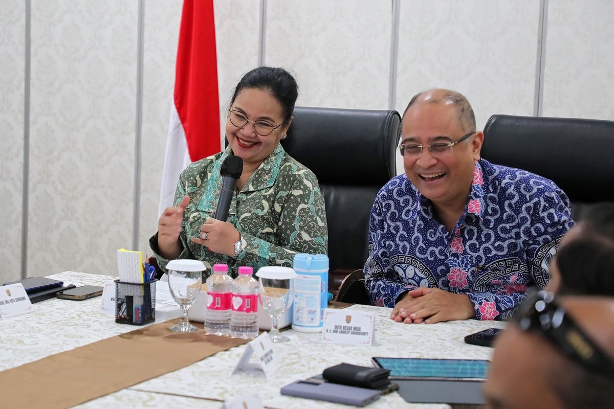 Wali Kota Semarang Agustina Wilujeng menerima kunjungan kehormatan Duta Besar India untuk Indonesia, Sandeep Chakravorty, di ruang rapat wali kota, Kamis (19/2/2026).