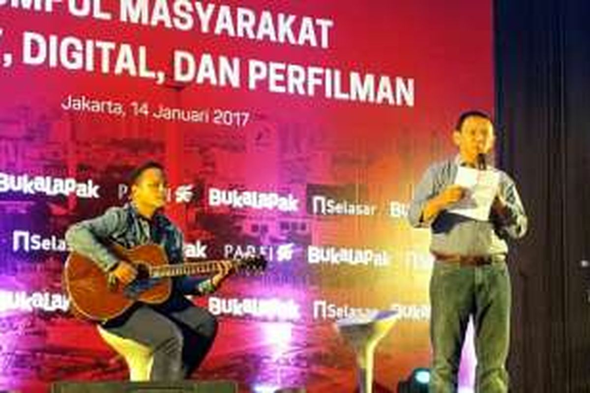 Calon gubernur DKI Jakarta Basuki Tjahaja Purnama (Ahok) membacakan puisi karya Gus Mus di Kawasan SCBD, Jakarta Selatan, Sabtu (14/1/2017) malam.