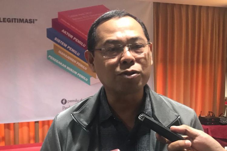 Ketua Perkumpulan untuk Pemilu dan Demokrasi (Perludem) Topo Santoso usai acara Perludem bertajuk Catatan Awal Tahun: Refleksi 2018, Meneropong 2019, di D Hotel, Jakarta Selatan, Kamis (10/1/2019). 