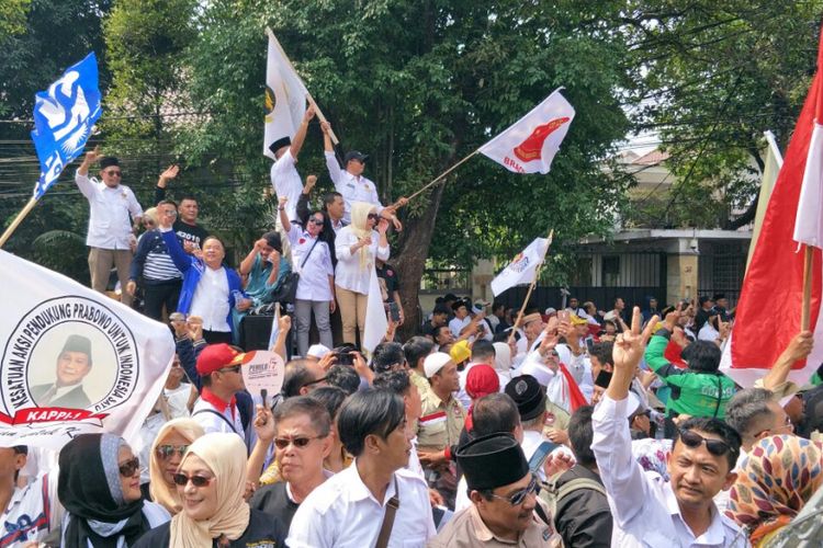 Pendukung pasangan Prabowo Subianto-Sandiaga Uno saat tiba di gedung KPU, Jumat (10/8/2018).