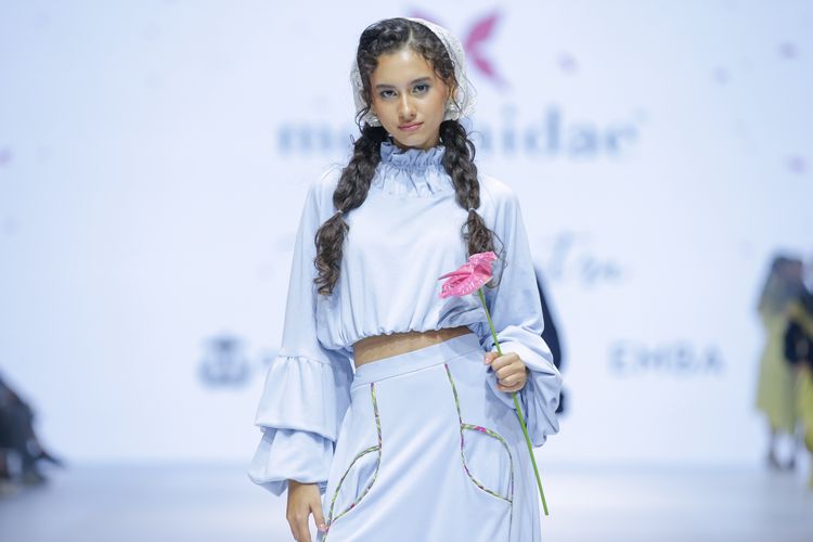 Penampilan koleksi Calma oleh Tities Saputra dalam Jakarta Fashion Week 2025 di Pondok Indah Mall 3, Jakarta Selatan, pada Rabu (23/10/2024).