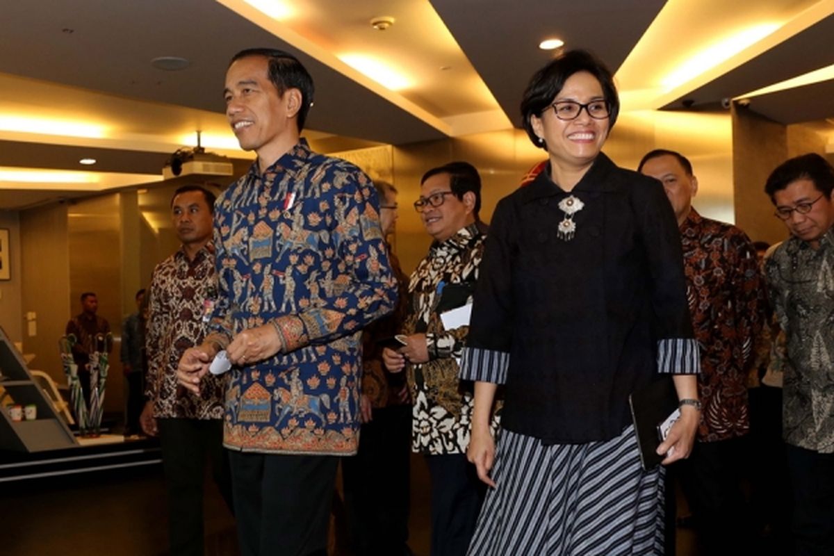 Presiden Joko Widodo bersama Menteri Keuangan Sri Mulyani saat meninggalkan ruangan Bursa Efek Indonesia (BEI), Jakarta, Selasa (4/7/2017). Kedatangan Presiden Joko Widodo dalam rangka kunjungan kerja dan dialog ekonomi dengan para pelaku pasar modal.