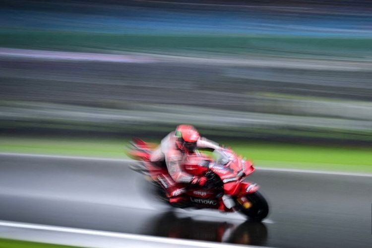 Francesco Bagnaia (Ducati) kala beraksi pada MotoGP Inggris 2023 di Sirkuit Silverstone, Minggu (6/8/2023).. (Photo by Ben Stansall / AFP)