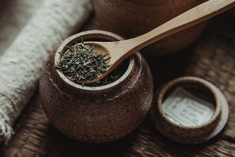 Teh hitam, teh hijau dan teh oolong adalah jenis teh yang cocok diseduh menggunakan air dingin.