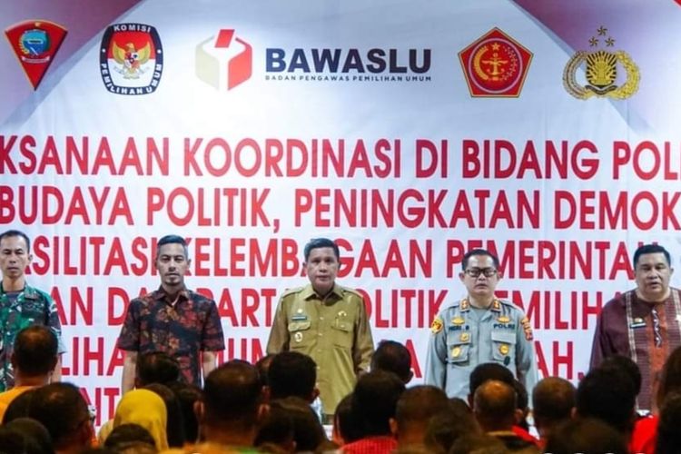 Pj Wali kota Ambon Bodewin Wattimena memhjadiri acara sosialisasi netralitas ASN di kota Ambon, Selasa (7/2/2023)