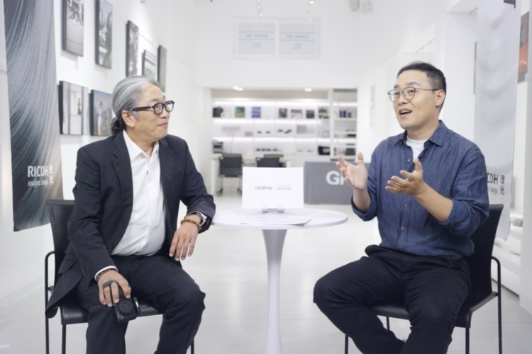 (kiri ke kanan) Kazunobu Saiki, Ricoh Imaging GM of Camera Business Division dan Chase Xu, Realme VP and CM.