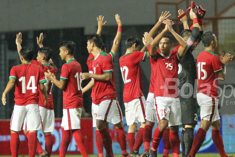 Pemain Timnas Indonesia memberikan tepuk tangan sebagai ucapan terima kasih pada penonton yang sudah hadir di Stadion Wibawa Mukti, Cikarang, Kab. Bekasi, setelah kalah 0-1 melawan Timnas Suriah U-23 pada Sabtu (18/11/2017)