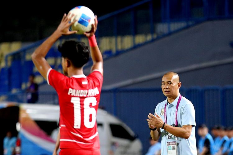 Pelatih timnas u17 Indonesia Kurniawan Dwi Yulianto saat laga pertama babak penyisihan Grup A ASEAN U17 Championship 2026 melawan Timor Leste yang berakhir dengan skor 4-0 di Stadion Joko Samudro Gresik, Jawa Timur, Senin (13/4/2026) malam.