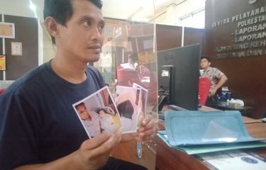 Suparman (38) orangtua bayi yang kehilangan kelingking usai digunting oleh oknum perawat saat membuat laporan di Polrestabes Palembang, Sabtu (4/2/2023).