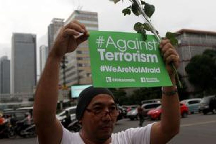 Warga dan anggota Ormas melakukan aksi solidaritas mengecam aksi teror, di depan Gedung Cakrawala, Jakarta Pusat, Jumat (15/1/2016). Aksi yang bertemakan '#KAMITIDAKTAKUT' menyerukan persatuan diantara masyarakat Indonesia untuk tidak takut aksi terorisme. Aksi solidaritas diisi dengan meletakkan bunga di depan lokasi kejadian teror. 