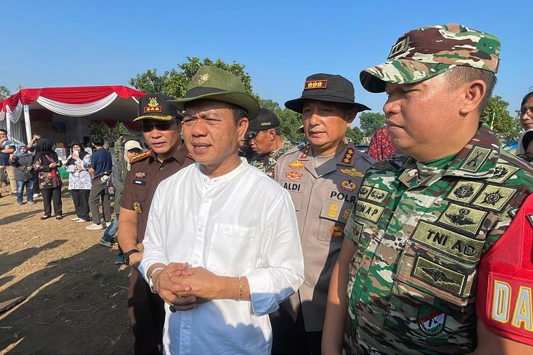 Bupati Bandung Dadang Supriatna dan Dandim 0624 Letkol Inf Tinton Amin Putera saat melakukan panen raya padi di Kecamatan Dayeuhkolot, Kabupaten Bandung, Jawa Barat, Jumat (25/7/2025)