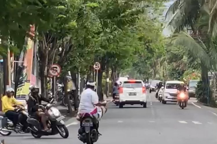 Detik-detik pelaku terlibat kecelakaan dengan pengendara sepeda motor sebelum mengamuk dan melukai pengedara sepeda motor mengunakan keris di Simpang Semer, Kerobokan, Kita Utara, Badung, Bali, pada Kamis (1/9/2022). / Dok. Istimewa