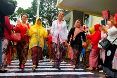 Dukung Kebaya Goes to UNESCO, Istri Wali Kota Tasikmalaya Berlenggok di Kebaya Fashion Week meski Diguyur Hujan