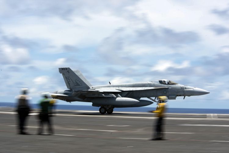 Foto tertanggal 10 Juni 2020 dari Angkatan Laut Amerika Serikat (AS) menunjukkan jet tempur AS F/A-18E Super Hornet dari Eagles Strike Fighter Squadron (VFA) 115 berlatih manuver di kapal induk USS Ronald Reagan di Laut Filipina.