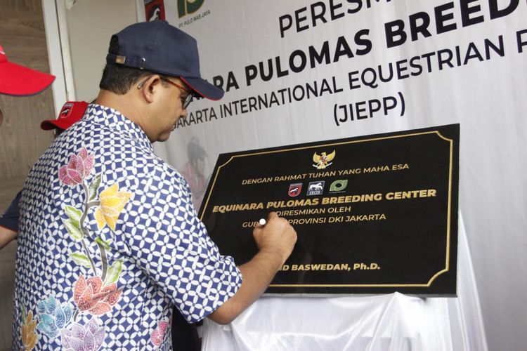 Anies Baswedan menandatangai prasastai Equinara Pulomas Breeding Center di Jakarta International Equestrian Park Pulo Mas (JIEPP), Sabtu (14/12/2019). 