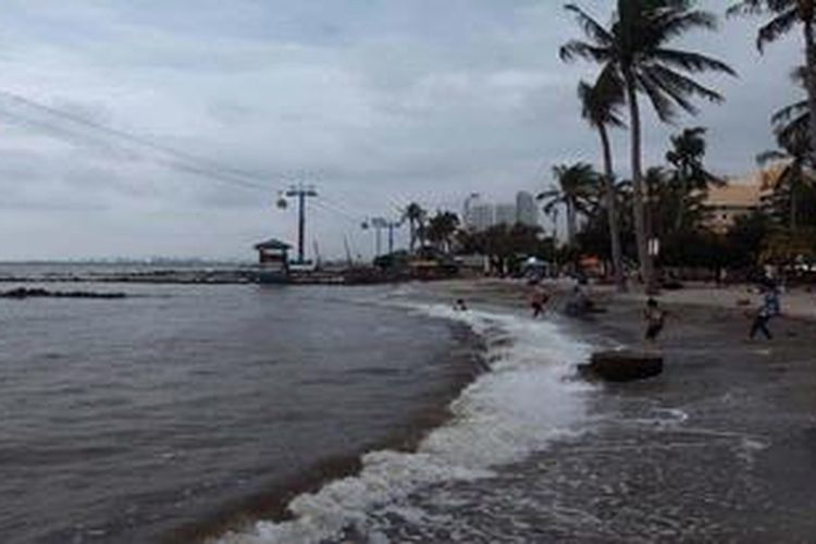 Pengunjung menikmati salah satu pantai di Taman Impian Jaya ancol, Jakarta Utara, Selasa (26/2/2013). Pengadilan negeri Jakarta Pusat menolak gugatan Ancol adalah pantai publik. 
 
