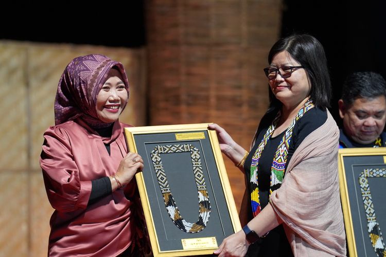 Direktur Pengembangan dan Pemanfaatan Kebudayaan, Dirjen Kebudayaan, Kemendikbudristek, Irini Dewi Wanti (kiri) dalam penutupan Festival Budayaw IV di Makassar (4/8/2023).