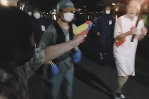 Viral Video Perempuan Jepang Ditangkap Polisi karena Tembak Obor Olimpiade Tokyo dengan Pistol Air