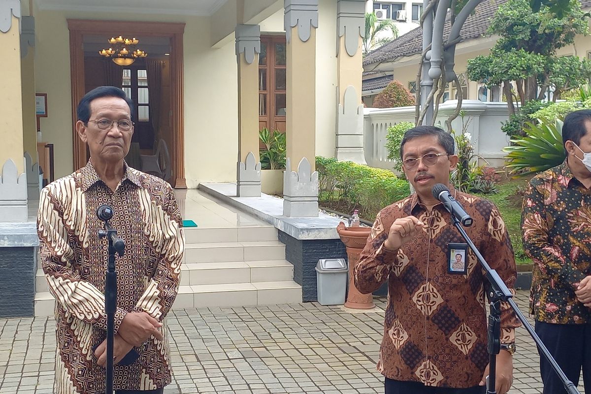 Wakil BKN saat bertemu dengan Gubernur DIY Sri Sultan HB X, menjelaskan tenaga honor dihapus pada 2023 mendatang, di Kompleks Kepatihan, Selasa (6/9/2022)