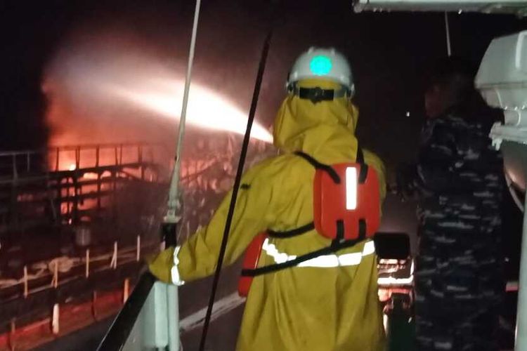 Suasana pemadaman kapal terbakar di perairan Ampenan, Mataram, Minggu (26/3/2023)