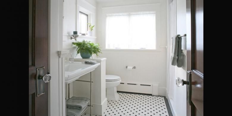 Namun, jika ubin heksagnal bagi seluruh bagian interior kamar mandi memusingkan mata Anda, gunakan saja ubin tersebut pada bagian terbatas.
