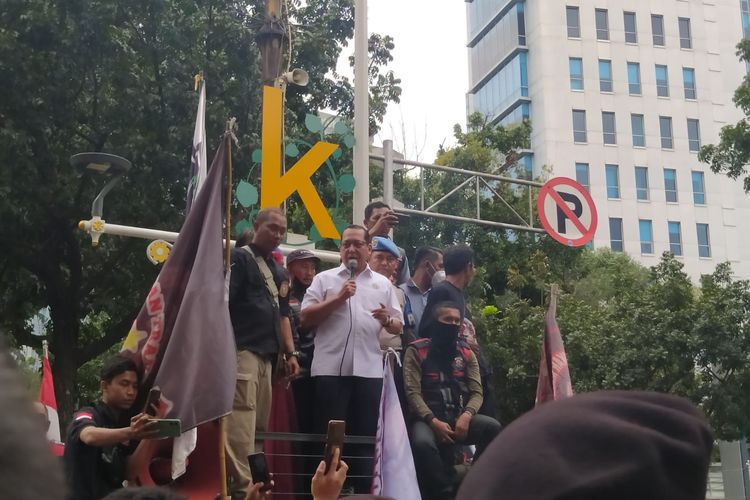 Ketua Komisi B DPRD DKI Jakarta/Wakil Ketua Fraksi PKS Ismail saat menemui pengunjuk rasa di depan Gedung DPRD DKI Jakarta, Rabu (25/1/2023).
