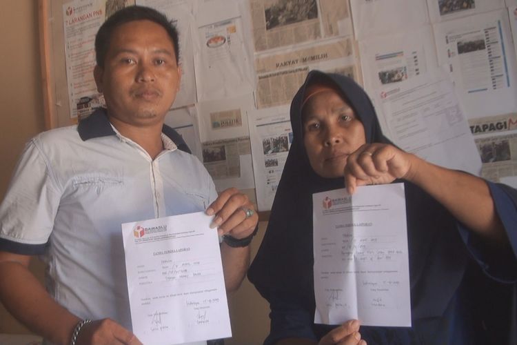 Kedua warga Ogan Ilir, Darwin dan Mastina yang melaporkan adanya dugaan money politik atau politik uang menunjukkan lembaran bukti laporan yang diterima dari Bawaslu Ogan Ilir 