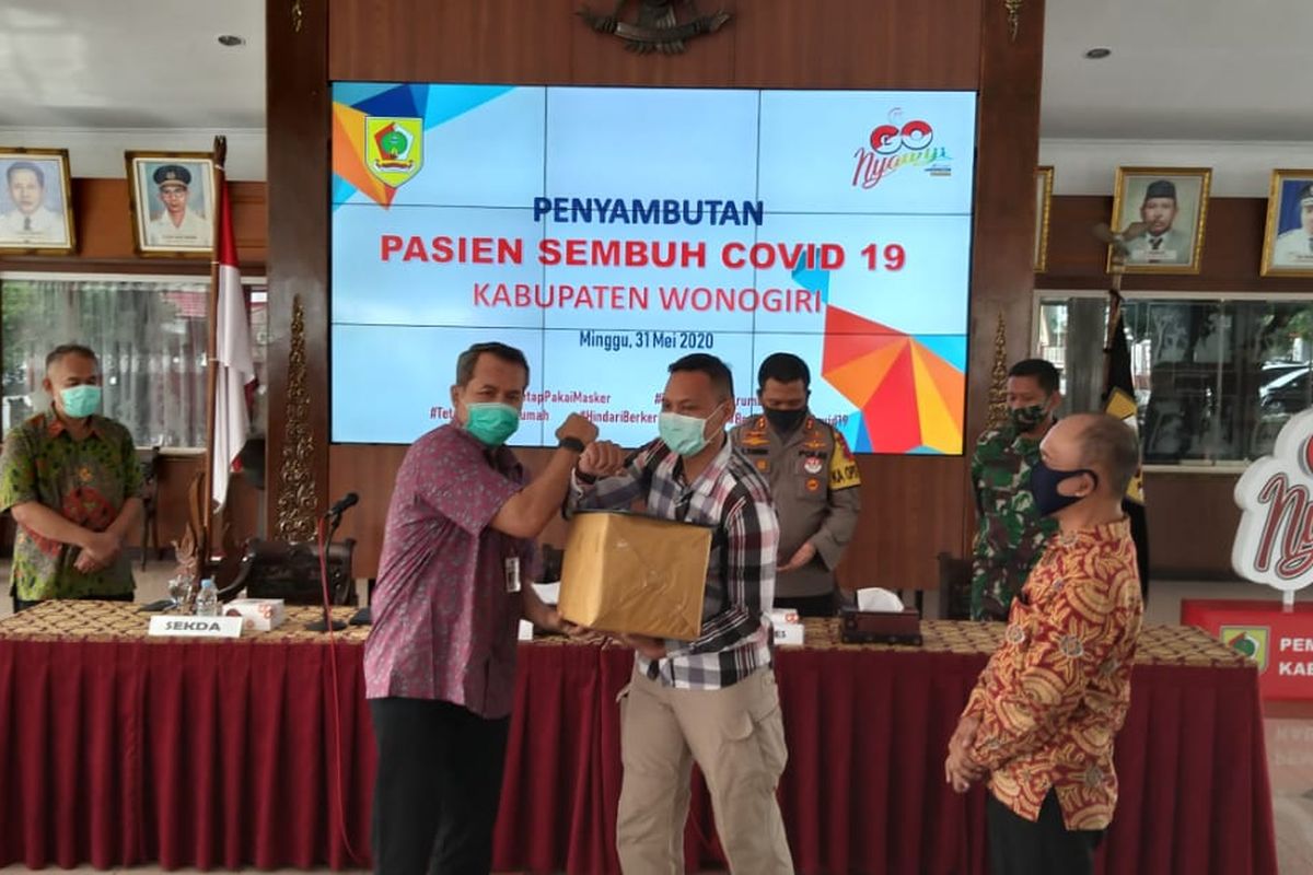 Bupati Wonogiri, Joko Sutopo memberikan bantuan kepasa pasien sembuh Covid-19 di Pendopo Kabupaten Madiun
