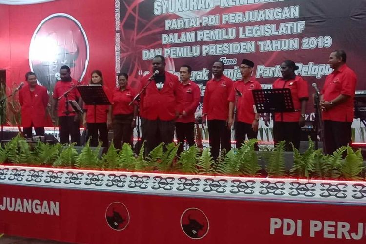 Ketua DPC PDIP Asmat Elisa Kambu ketika memperkenalkan anggota DPRD Asmat yang terpilih pada pemilihan legislatif 2019, Minggu (16/2/2020).