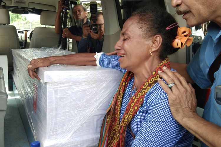 Petronela Sau, menangis saat melihat peti jenazah Adelina Sau, di mobil jenazah di dekat Kargo Bandara El Tari Kupang, Nusa Tenggara Timur (NTT), Sabtu (17/2/2018)