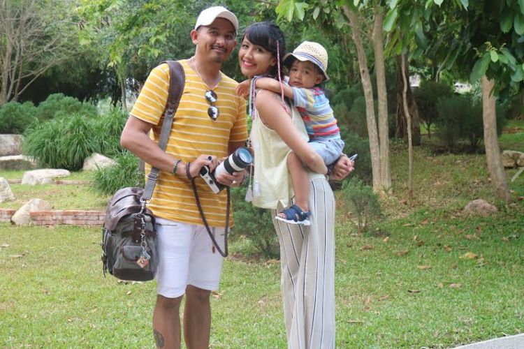 Sharena Gunawan bersama suami dan anaknya saat berlibur di Hua Hin, Thailand, Kamis (27/4/2017).t