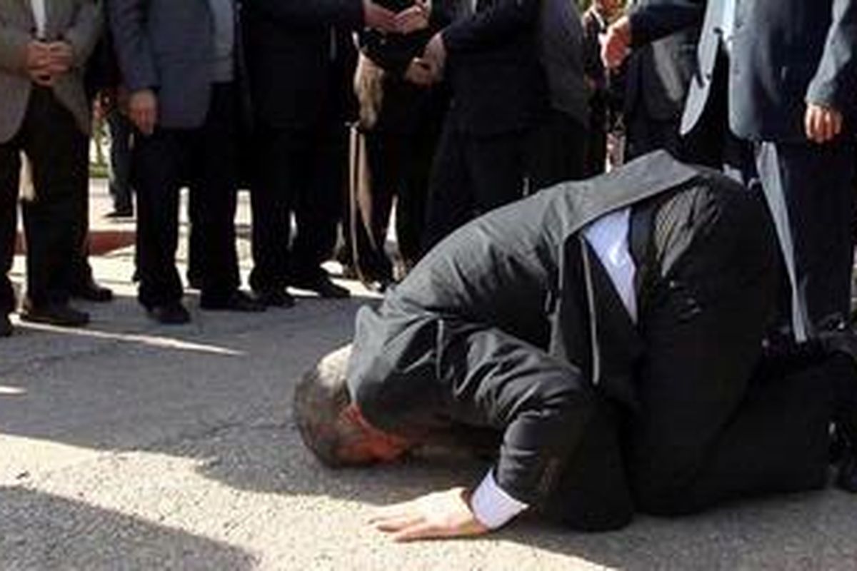 Pemimpin Hamas di pengasingan Khaled Meshaal mencium tanah begitu tiba di Rafah, Jalur Gaza, Jumat (7/11/2012).