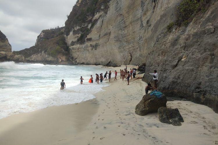 Proses evakuasi korban di Pantai Diamond, Nusa Penida, Klungkung, Rabu (18/9/2019)