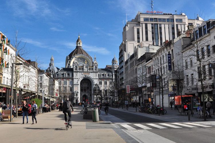 De Keyserlei, salah satu jalan utama di kota Antwerp, Belgia, menghadap Stasiun Antwerp Central.