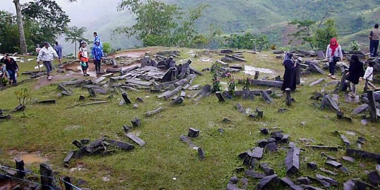 Batuan yang tersusun rapi seperti membentuk pagar menandakan ada campur tangan manusia menata batu-batu bentukan alam itu. Gunung Padang di Cianjur, Jawa Barat, lebih mirip sebagai tempat melakukan ritual pemujaan daripada permukiman.