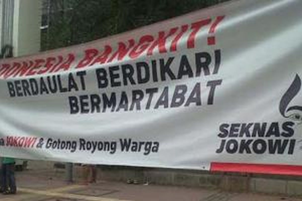 Spanduk dukungan pada jokowi di trotoar dekat Bundaran Hotel Indonesia, Jakarta.
