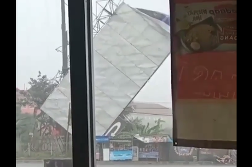 Viral, Video Papan Baliho Ambruk akibat Angin Kencang di Bogor